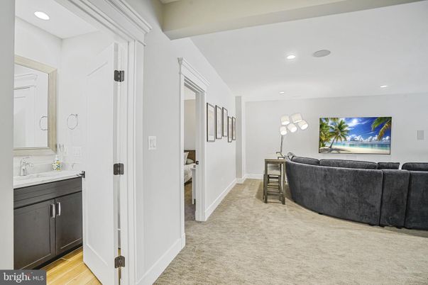 Bathroom, Interior, Living room, Recessed Lighting