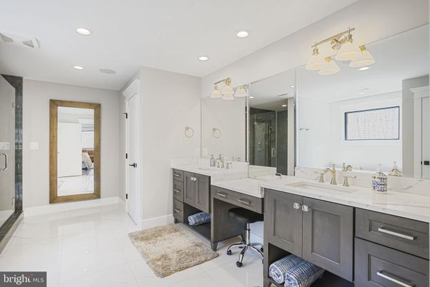 Bathroom, Dual Sink Vanities, Interior, Recessed Lighting