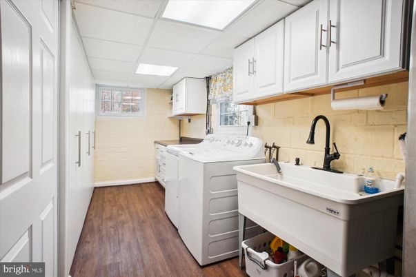Interior, Washer, Wood Texture Flooring