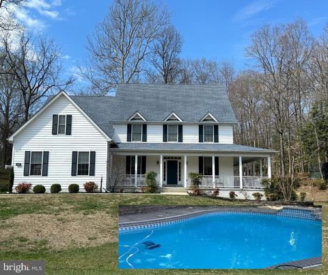 Exterior, Facade, Pool, Farmhouse
