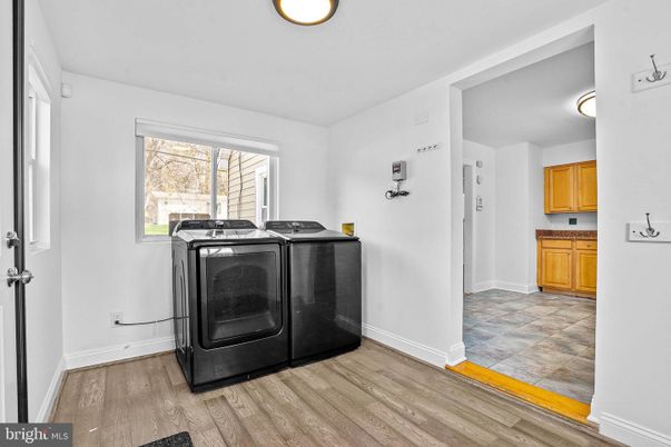 Interior, Washer, Wood Texture Flooring