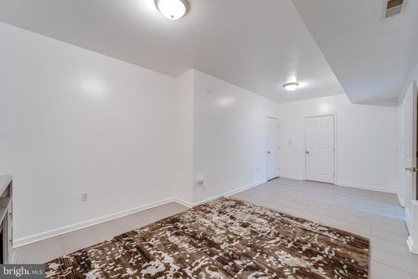 Empty room, Interior