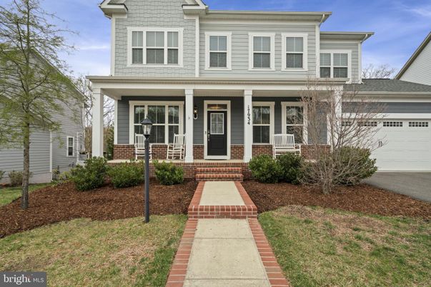 Attached, Exterior, Facade, American Foursquare