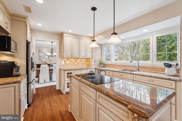 Dining room, Interior, Kitchen, Pendant Lights, Recessed Lighting, Wood Texture Flooring
