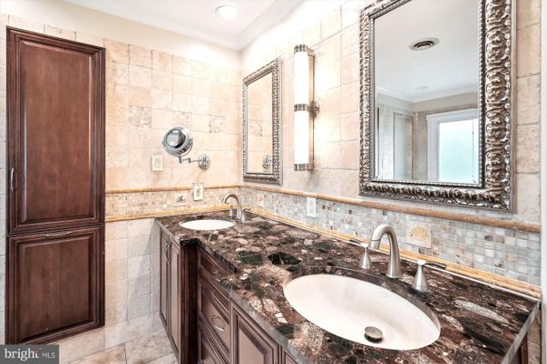 Bathroom, Dual Sink Vanities, Interior, Recessed Lighting