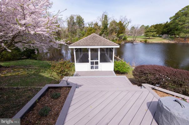 Exterior, Lake