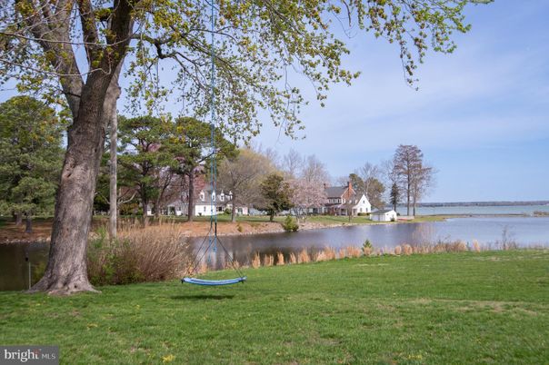 Exterior, Lake