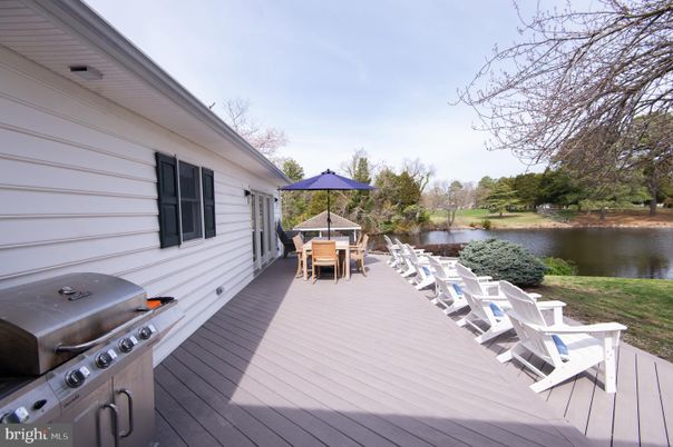 Exterior, Lake