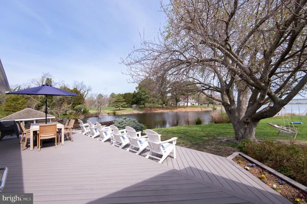Exterior, Lake
