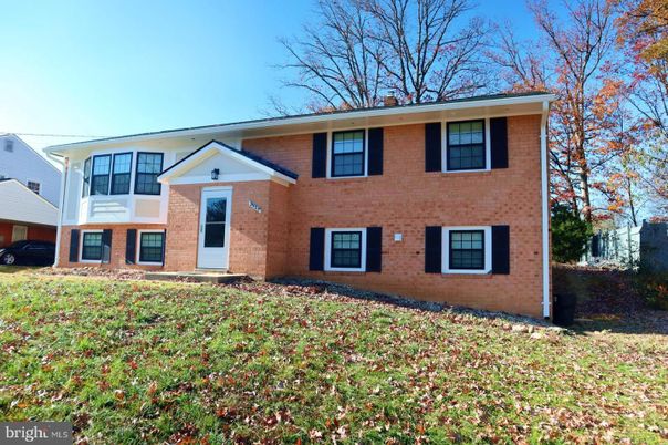 Exterior, Facade, Brick Facade, Raised Ranch