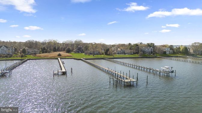 Exterior, Lake