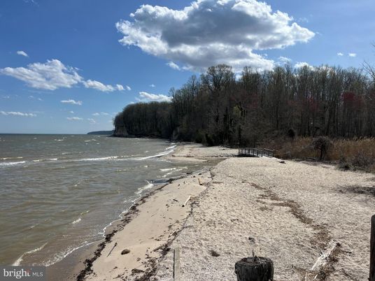 Exterior, Lake