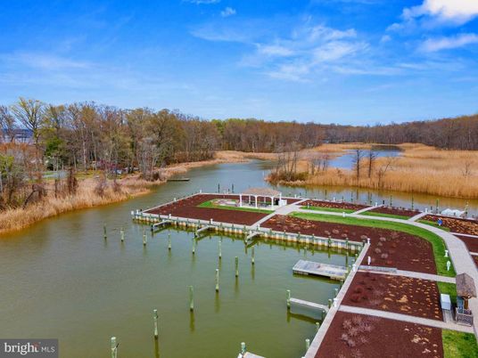 Exterior, Lake