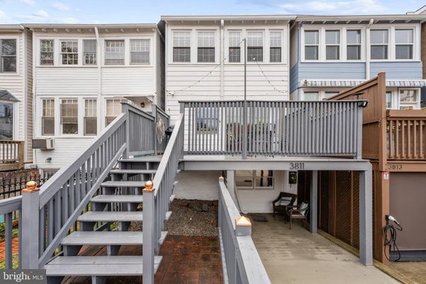 Exterior, Facade, Rowhouse