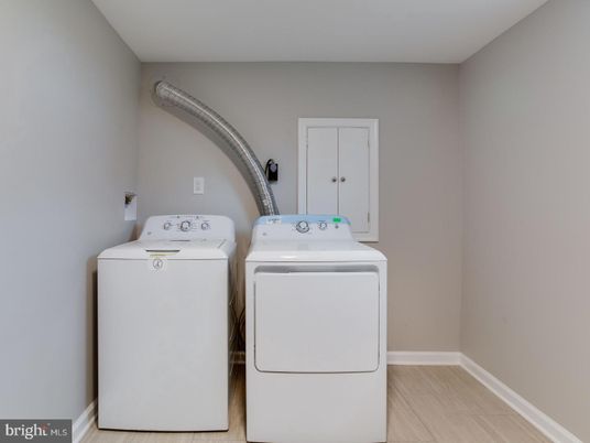 Interior, Utility Closets, Washer, Wood Texture Flooring