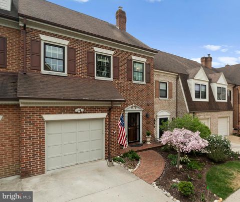 Attached, Exterior, Facade, Brick Facade, Georgian