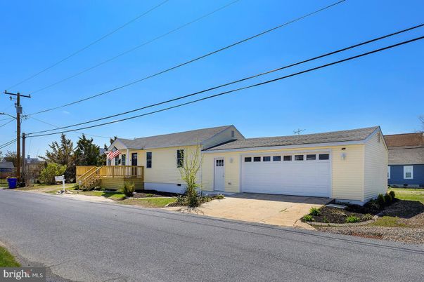 Attached, Exterior, Facade, Cape Cod