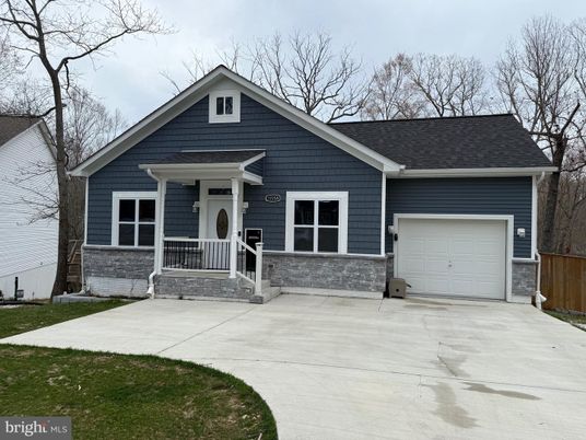 Attached, Exterior, Facade, American Craftsman