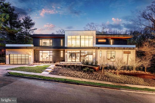 Attached, Exterior, Facade, Modern