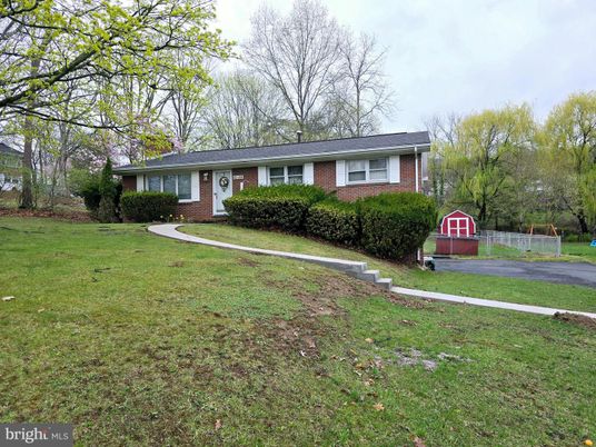 Backyard, Exterior, Facade, Brick Facade, Ranch