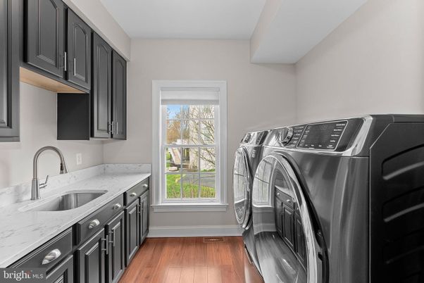 Interior, Washer, Wood Texture Flooring
