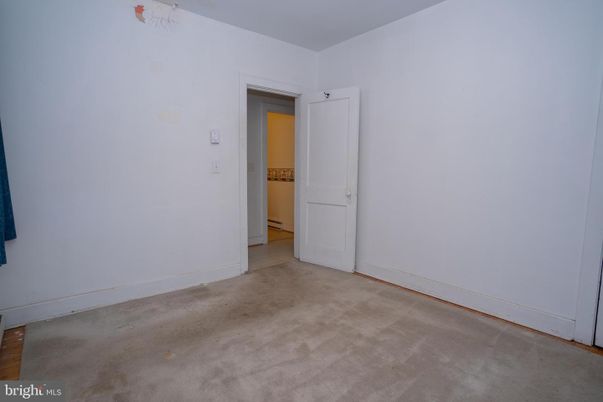 Empty room, Interior