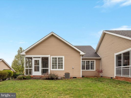 Exterior, Facade, Ranch