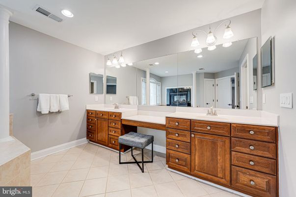 Bathroom, Dual Sink Vanities, Interior, Recessed Lighting