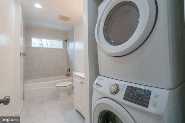 Bathroom, Interior, Marble, Recessed Lighting, Washer