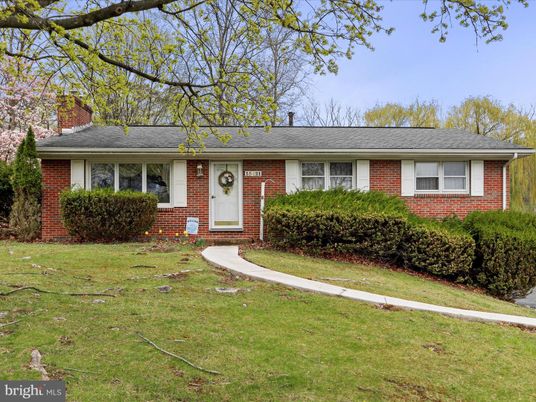 Exterior, Facade, Brick Facade, Ranch