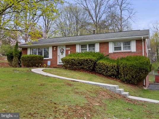 Exterior, Facade, Brick Facade, Ranch