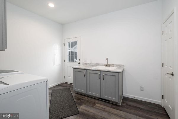 Interior, Recessed Lighting, Washer, Wood Texture Flooring