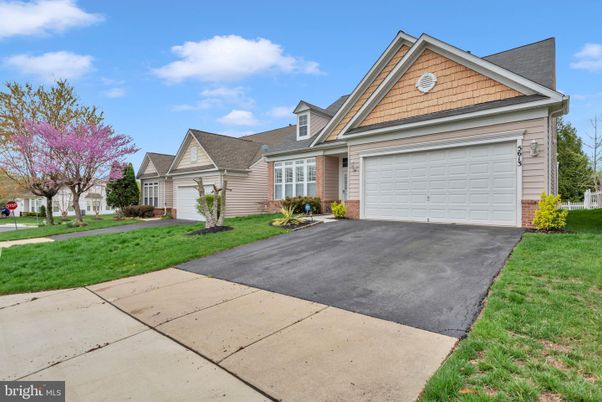 Attached, Exterior, Facade, Ranch