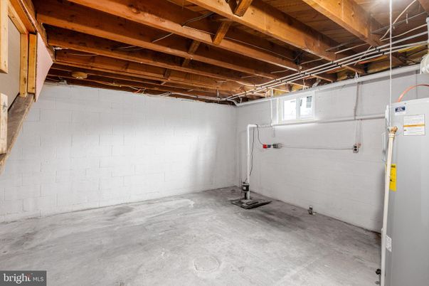 Garage, Interior, Wooden Beams