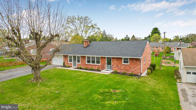 Attached, Exterior, Facade, Brick Facade, Cape Cod