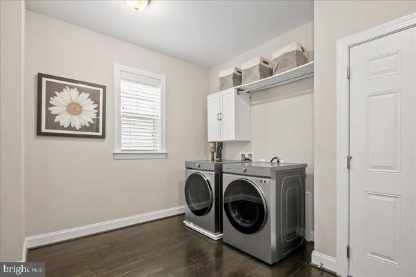 Interior, Washer, Wood Texture Flooring