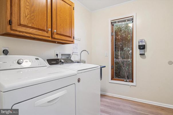 Interior, Washer, Wood Texture Flooring
