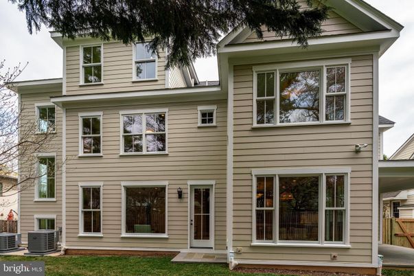 Exterior, Facade, American Foursquare