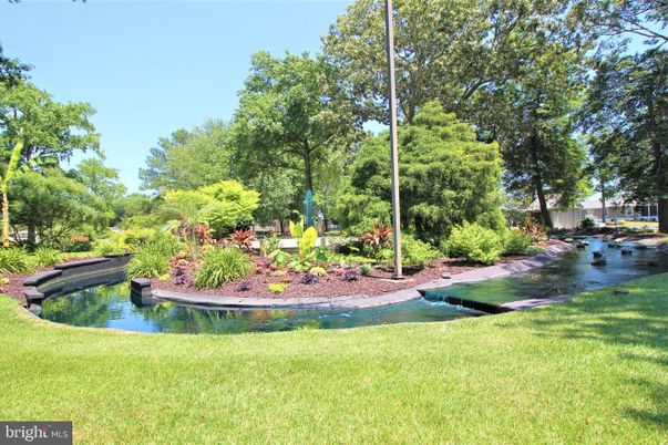 Exterior, Lake
