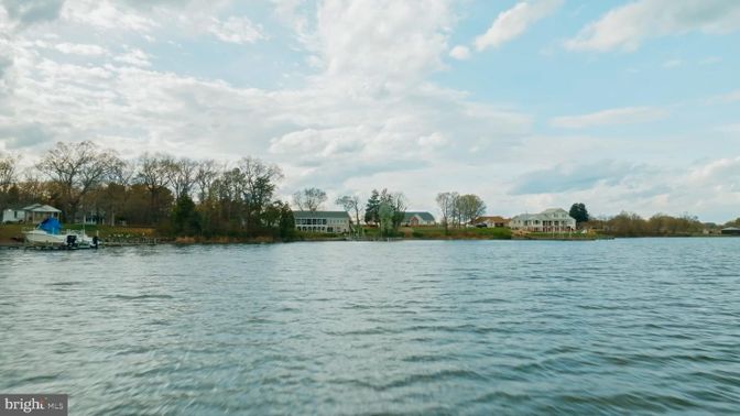 Exterior, Lake