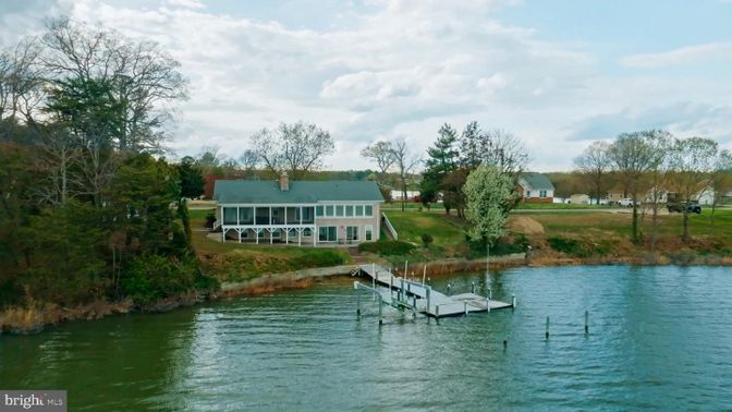 Exterior, Lake