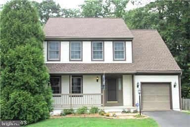 Attached, Exterior, Facade, Cape Cod