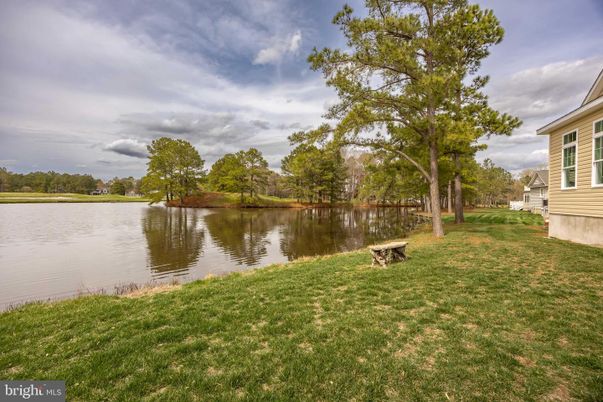 Exterior, Lake