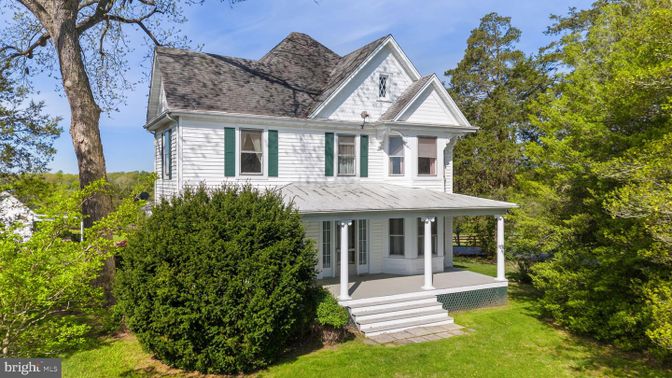 Exterior, Facade, Queen Anne Victorian