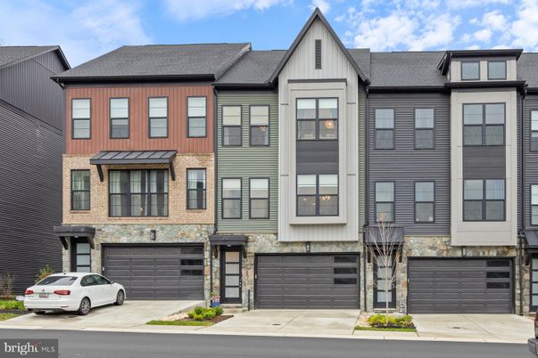 Attached, Exterior, Facade, Rowhouse