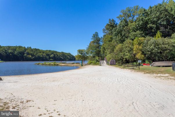 Exterior, Lake