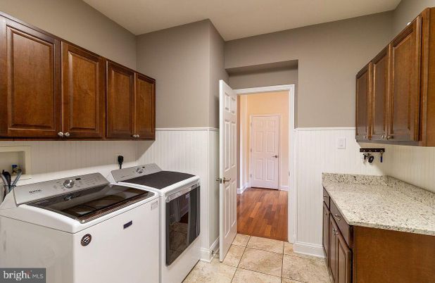 Interior, Kitchen, Washer, Wood Texture Flooring