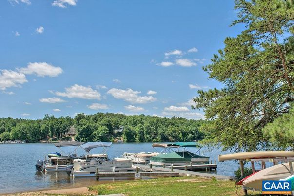 Exterior, Lake