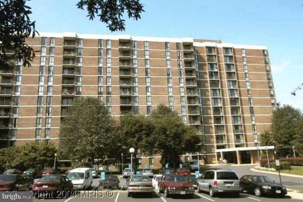 Exterior, Facade, Condo Building