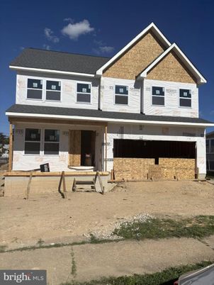 Attached, Exterior, Facade, Farmhouse